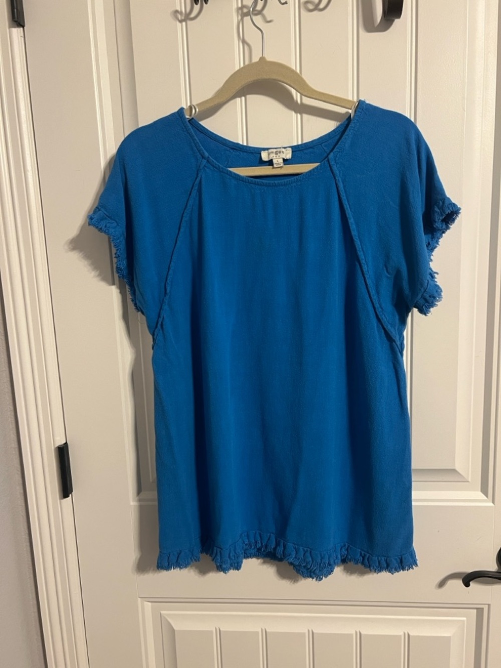 Umgee Short Sleeve Linen Blend Top w/Frayed Edges. Beautiful Blue. Size L